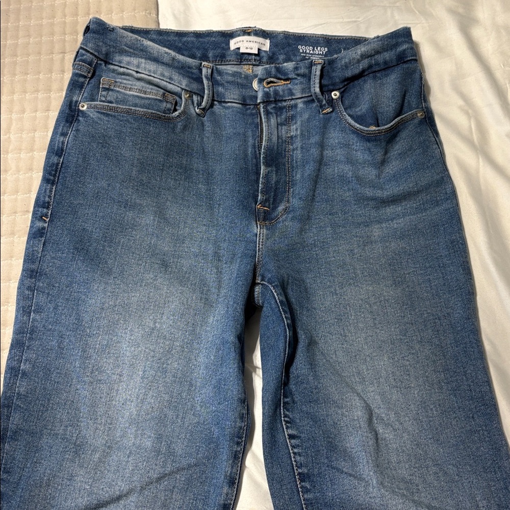 Good American Straight Leg Jeans in Medium Blue Denim